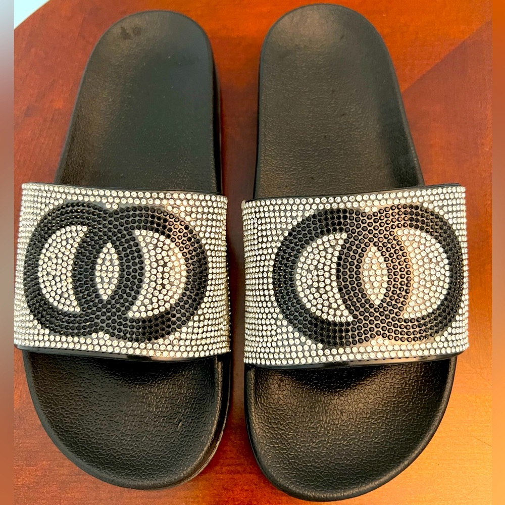 Circle pattern bling slides! Size 8
